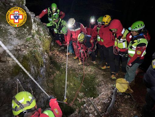 FOTO. Salvata nella notte la speleologa ferita e intrappolata in una grotta in Valcuvia FOTO. Salvata nella notte la speleologa ferita e intrappolata in una grotta in Valcuvia