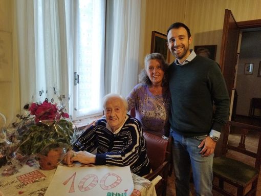 La signora Ilde Fraschini con la vicina di casa Valeria binda e il sindaco Michele Ballarini