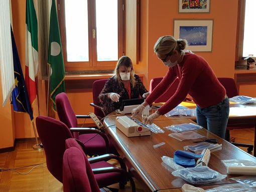 Coronavirus. Il Comune di Comerio confeziona e consegna a domicilio le mascherine agli over 65 Coronavirus. Il Comune di Comerio confeziona e consegna a domicilio le mascherine agli over 65
