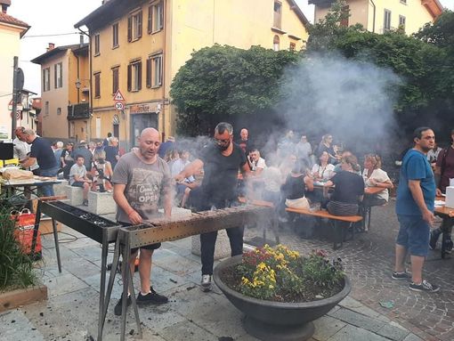 Alcune immagini della festa per le strade di Comerio a favore dell'asilo