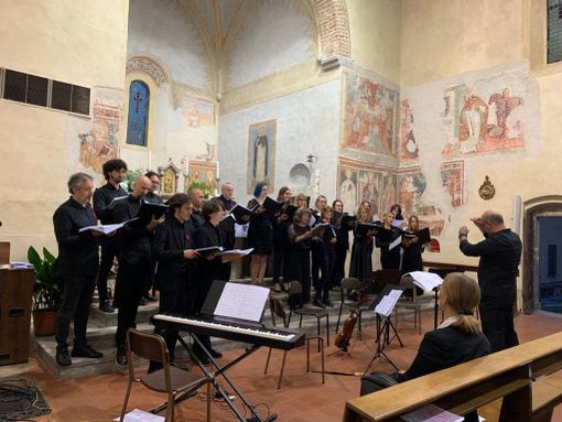 Foto di un concerto del coro Nives dalla pagina Facebook del coro