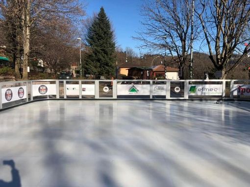 La pista di pattinaggio di Cuasso al Monte in una foto da Facebook del sito del Comune La pista di pattinaggio di Cuasso al Monte in una foto da Facebook del sito del Comune