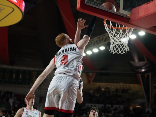 La schiacciata di Nico Mannion nello scatto di Fabio Averna