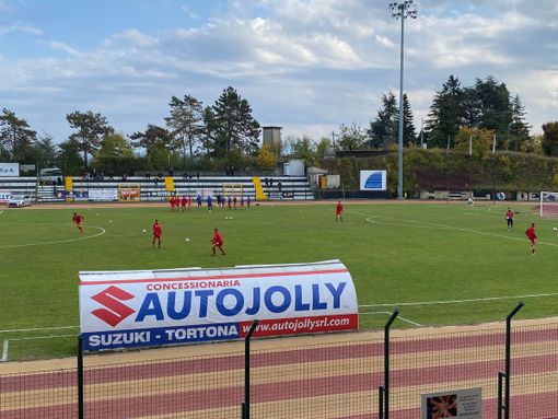 Varese battuto dalla Caratese a Masnago. L'arbitro non ne azzecca una