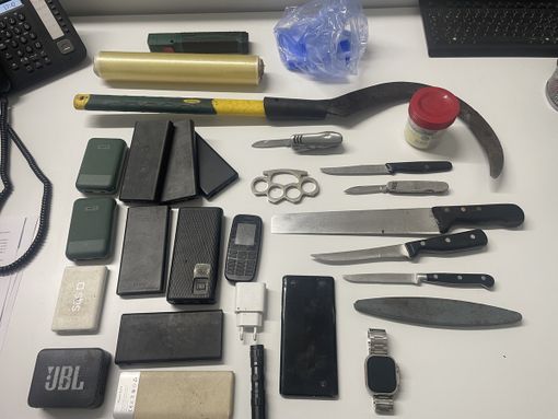 Inseguimento nei boschi tra Arcisate e Viggiù: preso dalla polizia locale con la droga Inseguimento nei boschi tra Arcisate e Viggiù: preso dalla polizia locale con la droga