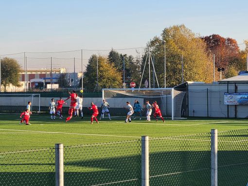 La gente del Varese a fine gara, nonostante la retrocessione in Eccellenza, incita Porro e i giocatori. Incredibile