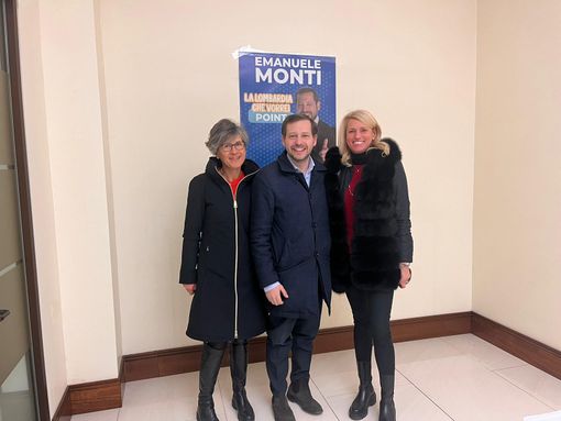 Emanuele Monti con le rappresentanti di Agesc Emanuele Monti con le rappresentanti di Agesc