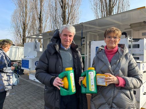 Nuovo servizio di raccolta dell'olio da cucina esausto: a Varese in due mattinate consegnati più di 250 contenitori