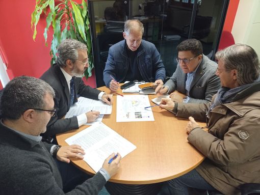 La firma di consegna del cantiere da parte di ASST Sette Laghi, rappresentata dal Direttore della SC Tecnico patrimoniale Roberto Guarnaschelli, ad ARIA spa