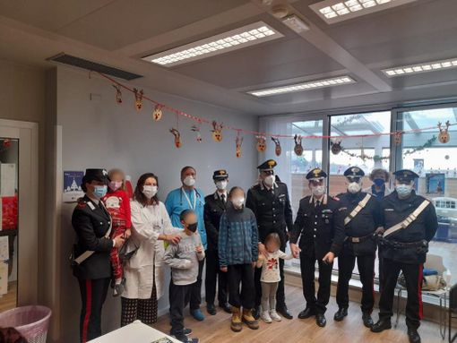 Dai carabinieri un pensiero natalizio per i bimbi del Del Ponte: doni in corsia per regalare un sorriso