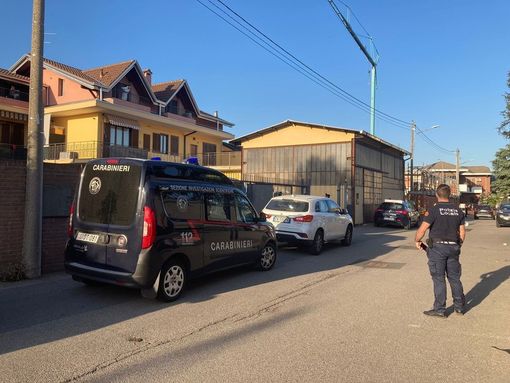 Vanzaghello, è omicidio-suicidio. La testimone: «Ho visto quella donna gettarsi dal balcone»