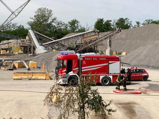 FOTO. Incendio alla cava Holcim di Gorla Minore: vigili del fuoco in azione FOTO. Incendio alla cava Holcim di Gorla Minore: vigili del fuoco in azione