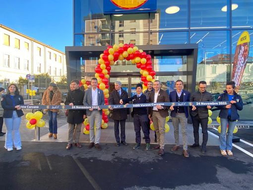VIDEO. Folla e tante novità all'apertura del nuovo Lidl di via Carcano. «Un'area rigenerata e green sconfigge abbandono e degrado»