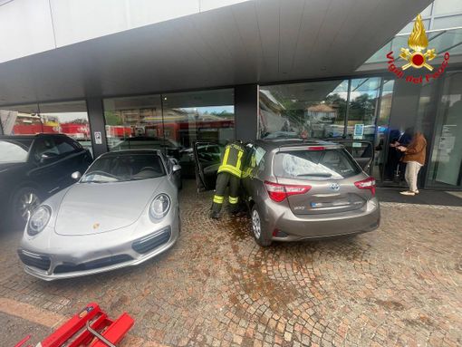 Varese, esce di strada e finisce contro la vetrina della concessionaria Porsche di via Sanvito