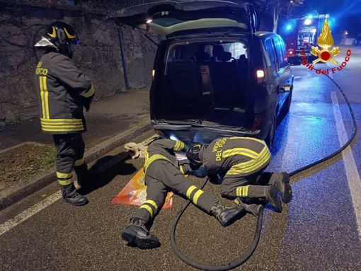 Scontro in via Copelli, perdita di Gpl e strada chiusa: serve l'intervento dei vigili del fuoco per fermare la fuga di gas Scontro in via Copelli, perdita di Gpl e strada chiusa: serve l'intervento dei vigili del fuoco per fermare la fuga di gas