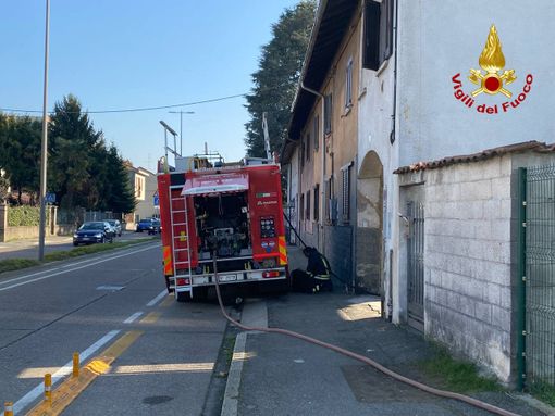 FOTO. Fiamme a Gallarate: vigili del fuoco al lavoro in via Milano