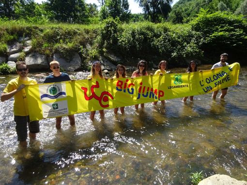 Il tuffo nell'Olona dei volontari di Legambiente: «Vogliamo un fiume pulito» Il tuffo nell'Olona dei volontari di Legambiente: «Vogliamo un fiume pulito»