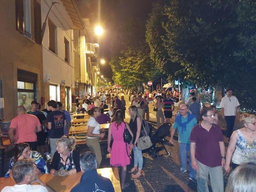Alcuni momenti della prima serata Rosa Shopping di Gavirate di giovedì 22 giugno