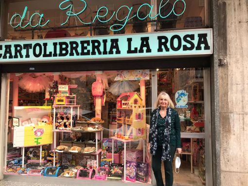 Gianfranca e il suo negozio di giocattoli, oggi come sessant’anni fa. «Dai Puffi ai Pokémon, qui i bambini diventano grandi con me. Ci metto tutta la passione che ho»