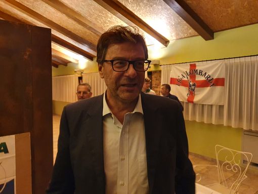 VIDEO. Giorgetti: «Cittadini sfiduciati, li incontro di persona. Al governo ho messo tutto il mio impegno». Poi l'abbraccio con Bossi