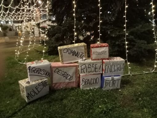 Pacchi contro il sindaco Galimberti sotto l'albero di Natale di piazza Monte Grappa