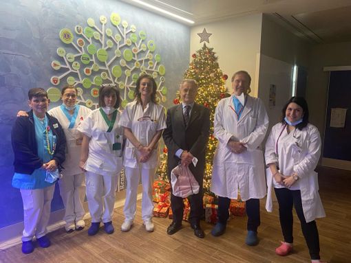 Anche all'Ospedale Del Ponte "Una carezza per Natale" Anche all'Ospedale Del Ponte "Una carezza per Natale"