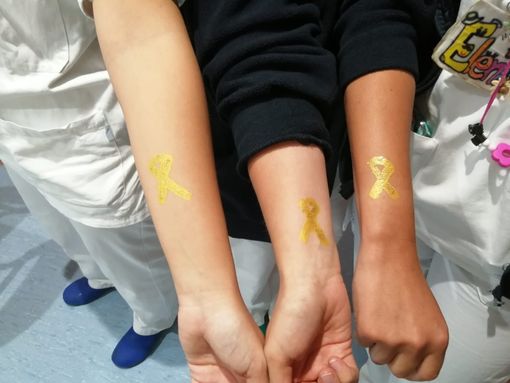 FOTO. Un fiocco dorato illumina il coraggio dei bambini malati di cancro FOTO. Un fiocco dorato illumina il coraggio dei bambini malati di cancro