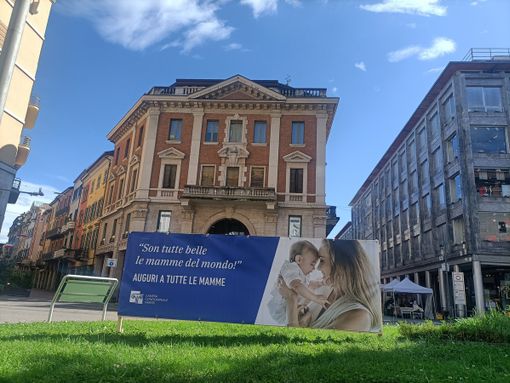 FOTONOTIZIA. Festa della Mamma in piazza Montegrappa