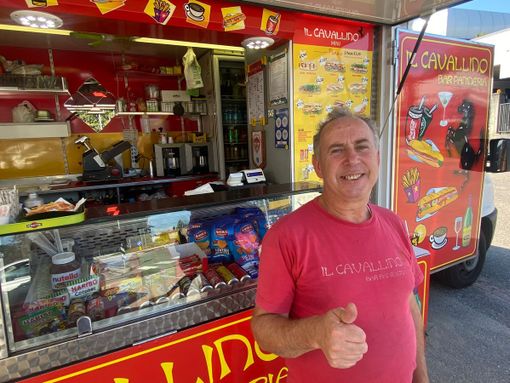 Michele Scaringella con la sua panineria volante "Il Cavallino" si trova ogni giorno a Brunello oltre che nel piazzale del palazzetto per le partite della Pallacanestro Varese e davanti alla tribuna del Franco Ossola quando gioca il Varese