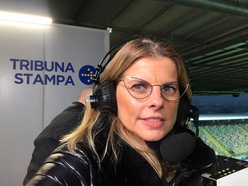 Katia Serra in cabina di commento: commentando quest'estate Italia-Inghilterra, è stata la prima donna in assoluto a fare la seconda voce in una finale della Nazionale Azzurra Katia Serra in cabina di commento: commentando quest'estate Italia-Inghilterra, è stata la prima donna in assoluto a fare la seconda voce in una finale della Nazionale Azzurra