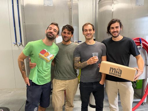 Ivan, Battista, Simone e Mattia nella sala di produzione della Mia Kombucha a Induno. Insieme a Gabriele portano avanti un'impresa che sta conquistando il palato di sempre più italiani Ivan, Battista, Simone e Mattia nella sala di produzione della Mia Kombucha a Induno. Insieme a Gabriele portano avanti un'impresa che sta conquistando il palato di sempre più italiani
