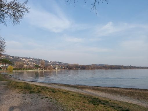 Il lago di Varese dal lungolago di Gavirate Il lago di Varese dal lungolago di Gavirate