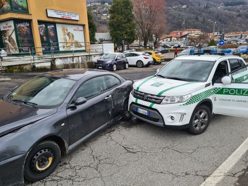 L'auto fermata dopo essere stata speronata dalla pattuglia della polizia locale di Lavena Ponte Tresa