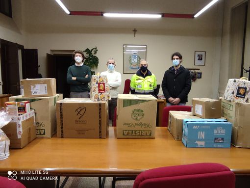 "Un dono sotto l'albero", la raccolta benefica della Lega Giovani dei Laghi per le famiglie di Biandronno in difficoltà