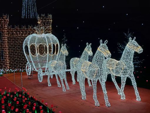 A Leggiuno sono pronte ad accendersi 700mila lucine di Natale, per colorare le feste e scaldare i cuori di grandi e piccini