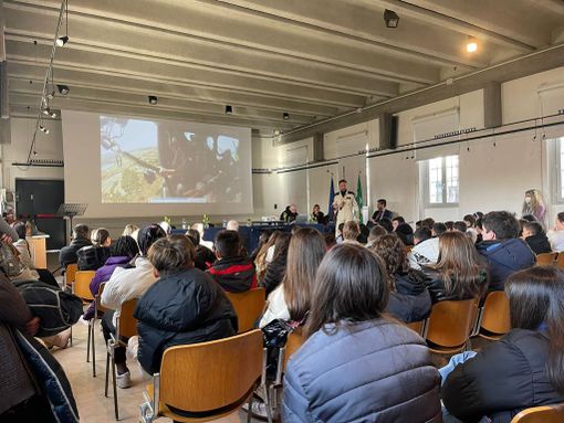 L'incontro di stamattina in sala consiliare a Sesto Calende tra gli alunni delle medie e i rappresentanti di Leonardo