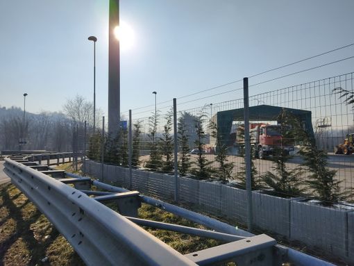 Posizionati gli alberi sul Ponte di Vedano tra Lozza, Vedano e Malnate Posizionati gli alberi sul Ponte di Vedano tra Lozza, Vedano e Malnate