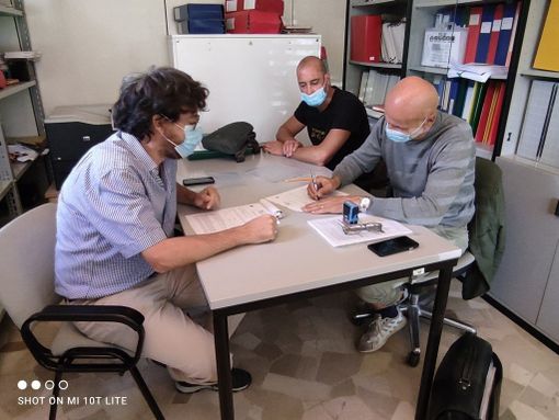 La firma della consegna ufficiale del cantiere all'ospedale di Luino