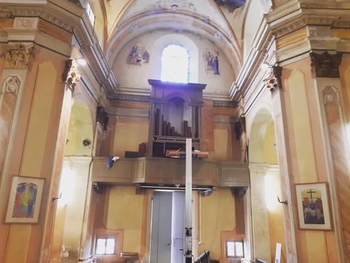 L'antico organo della chiesa della Madonnina a Maccagno in una foto dalla pagina Facebook di Impegno Civico