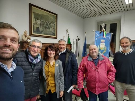 L'incontro tra la sindaca Bellifemine e i rappresentanti del neonato comitato (foto da Facebook) L'incontro tra la sindaca Bellifemine e i rappresentanti del neonato comitato (foto da Facebook)