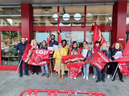Il presidio dei delegati della Filcams Cgil davanti alla Coop di Malnate