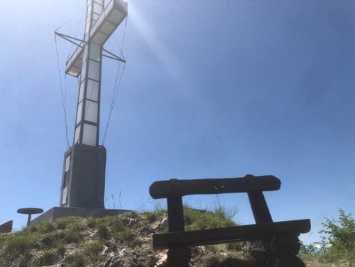 La croce e la panchina in una foto tratta dalla pagina Facebook dell'associazione On La croce e la panchina in una foto tratta dalla pagina Facebook dell'associazione On