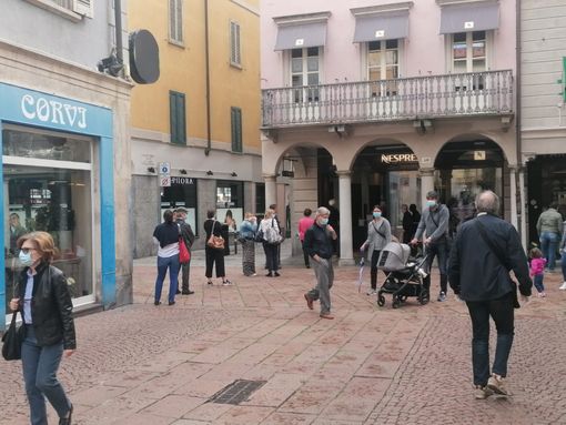 Le "voglie" della Fase 2. Varesini in astinenza da caffè: tutti in coda da Nespresso Le "voglie" della Fase 2. Varesini in astinenza da caffè: tutti in coda da Nespresso