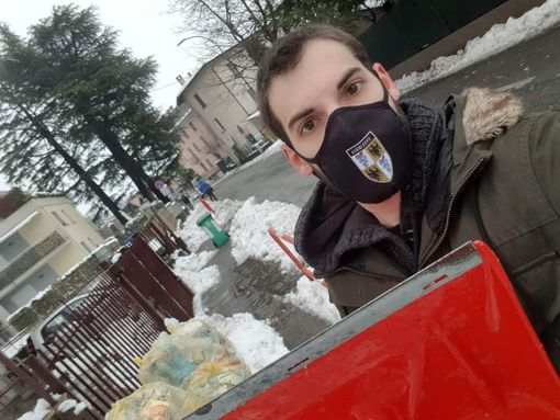 Alberto Nicora pala in mano questa mattina ad Avigno