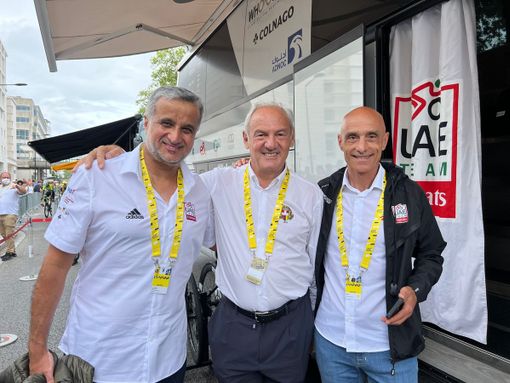 Renzo Oldani, oggi ha portato la Binda e Varese alla passerella finale del Tour rivinto da Vingeggard proprio davanti a Pogacar. In foto è con Matar Suhail Al Yabhouni Al Dhaheri, presidente UAE Emirates e Mauro Gianetti, team principal e ceo della stessa UAE, sotto in gallery è con Pogacar, Julian Alaphilippe, il patron del Tour Christian Prudhomme e la maglia a pois Giulio Ciccone
