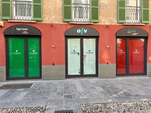 Le vetrine del (futuro) nuovo locale in via San Martino 9