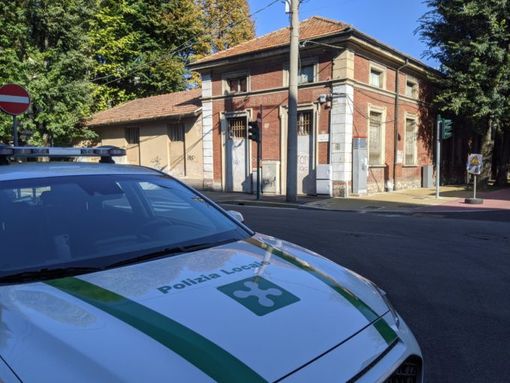 Tampona un’auto e scappa: preso dalla polizia locale Tampona un’auto e scappa: preso dalla polizia locale