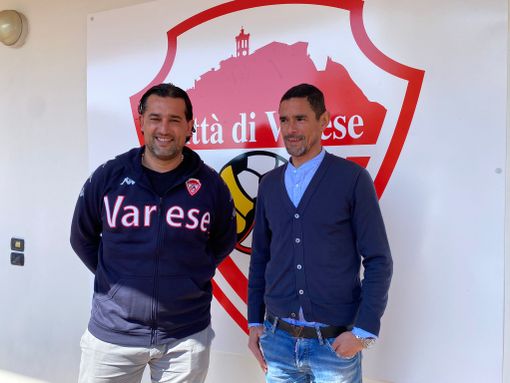 Porro con Neto fuori dalla sede biancorossa dopo la promozione dell'allenatore dalla Juniores in prima squadra accanto alla bandiera del Varese
