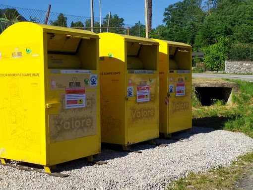Porto Valtravaglia dice stop all'inciviltà: spostati in zona videosorvegliata i cassonetti della Caritas