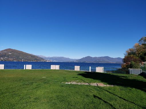 La vista del Lago Maggiore dal parco giochi di Ranco La vista del Lago Maggiore dal parco giochi di Ranco